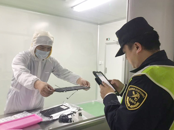 全國空運口岸首個用于集成電路進(jìn)出境現(xiàn)場查的無塵潔凈室已投入使用 全國空運口岸首個用于集成電路進(jìn)出境現(xiàn)場查的無塵潔凈室已投入使用